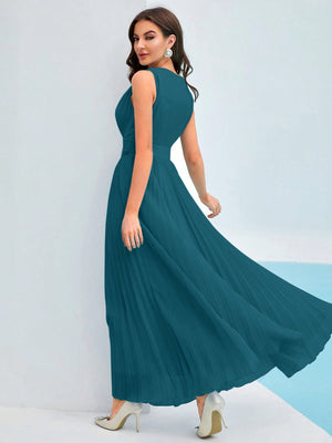 SHEIN Modely Solid Pleated Hem Dress