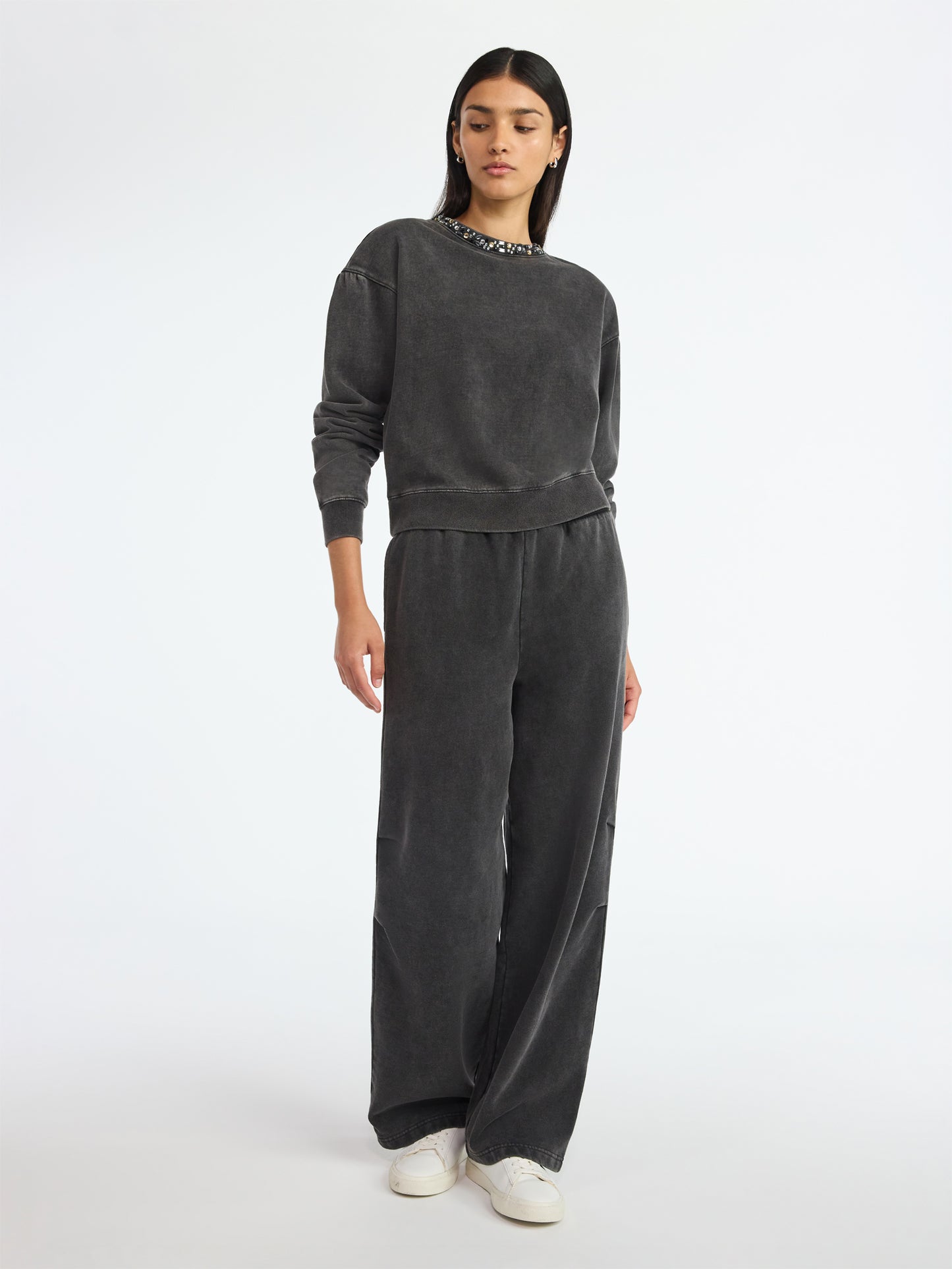 Walmart Scoop Women’s and Women's Plus Mineral Washed Rhinestone Crewneck Sweatshirt, Sizes XS-4X