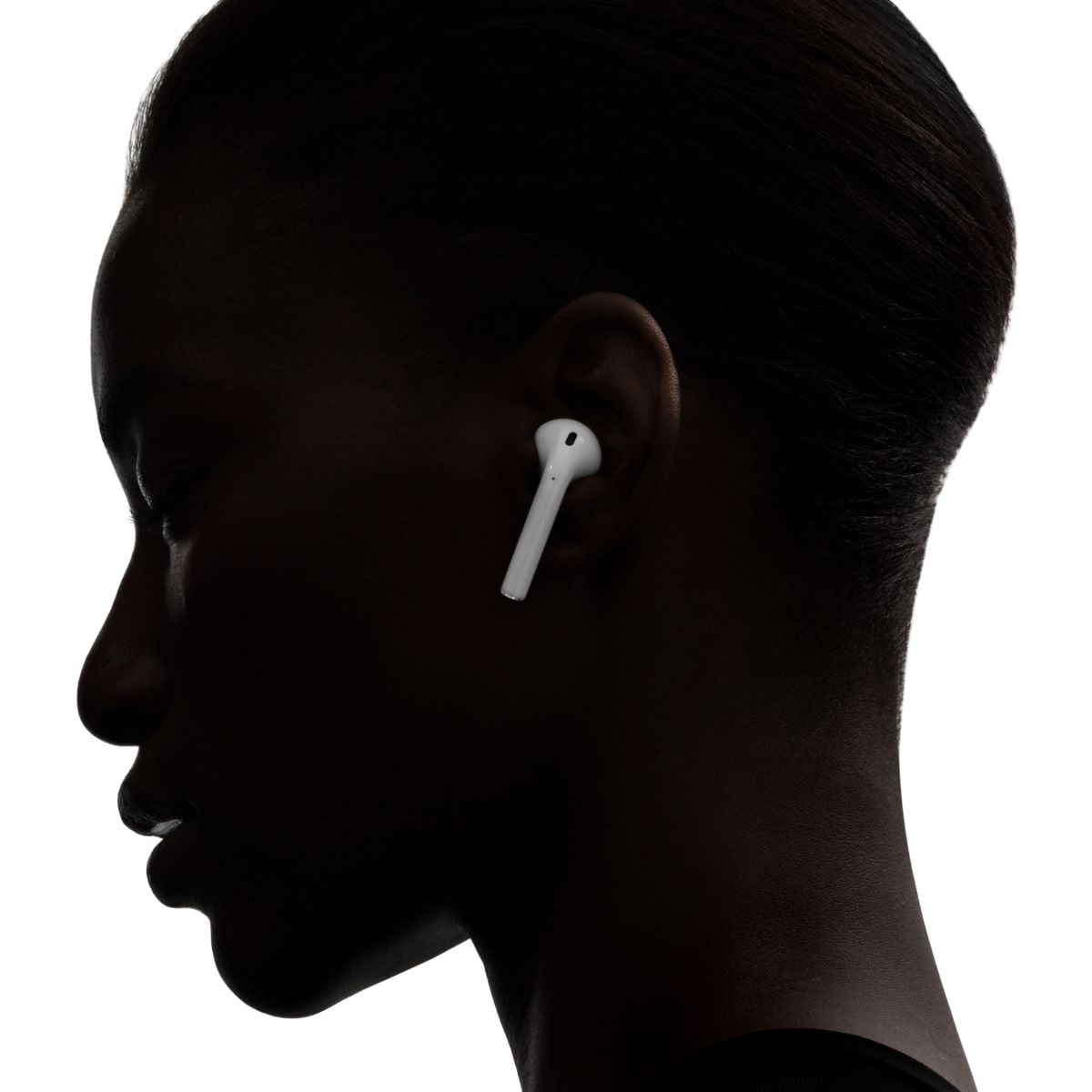 Apple AirPods with Charging Case (2nd Generation) - image 6 of 7